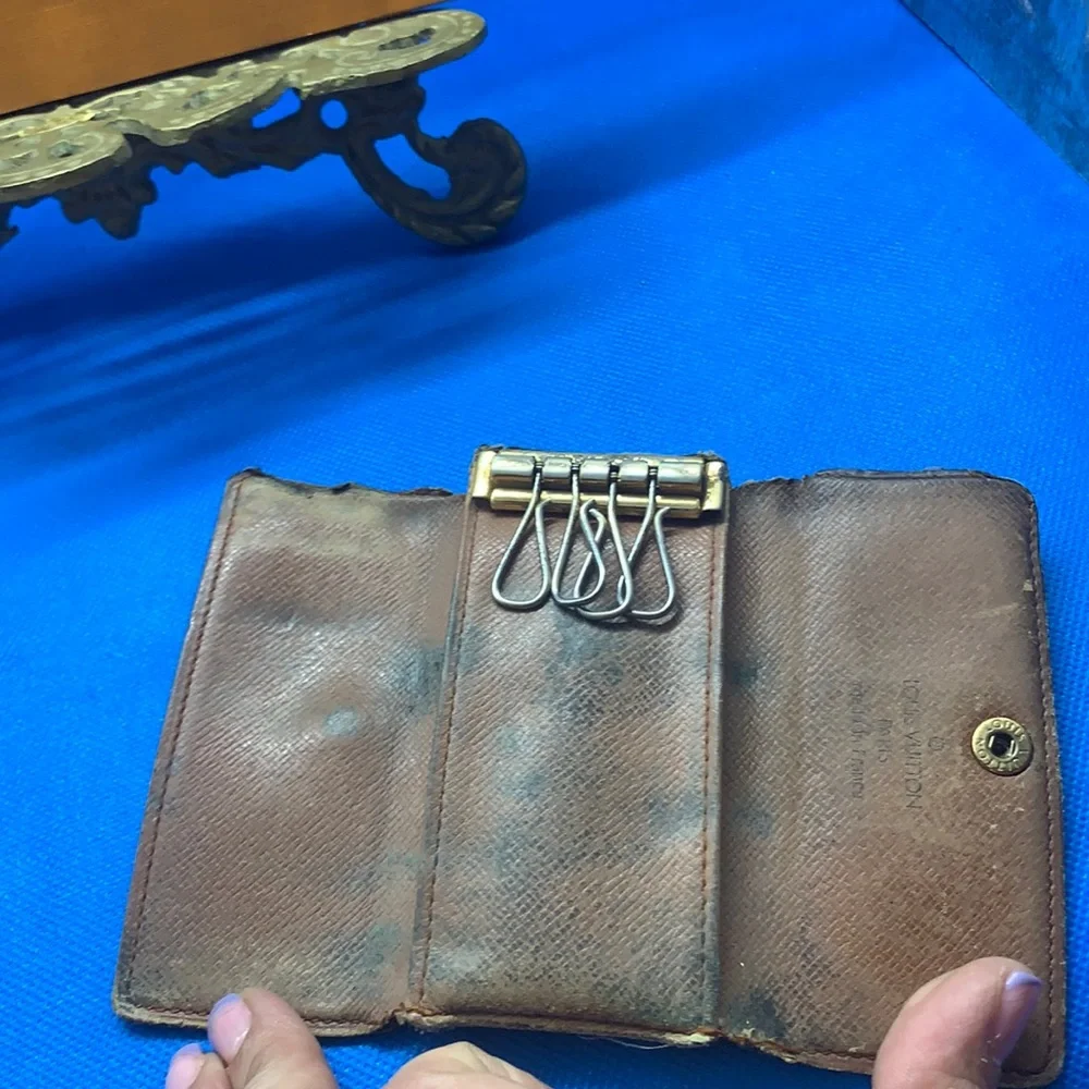 🤎 🤎 🤎 Louis Vuitton Monogram signature design LV Logo‎ 4 key holder 22